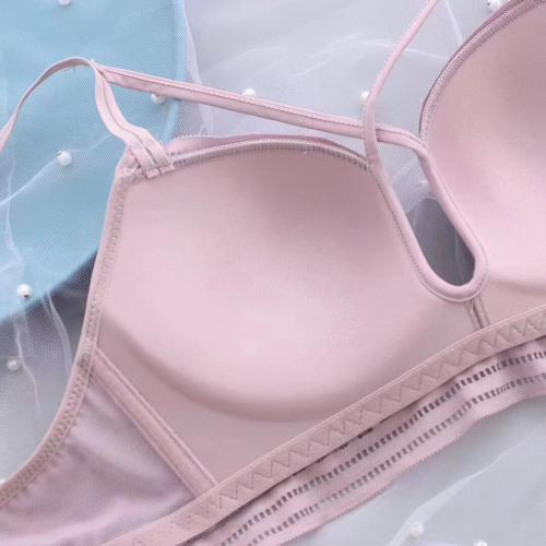 Cross shoulder straps on the chest, sexy lace, comfortable and seamless underwear