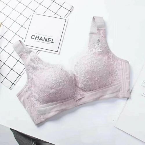 Ultra thin, comfortable, breathable hole, large chest, small and sexy lace gathered seamless underwear